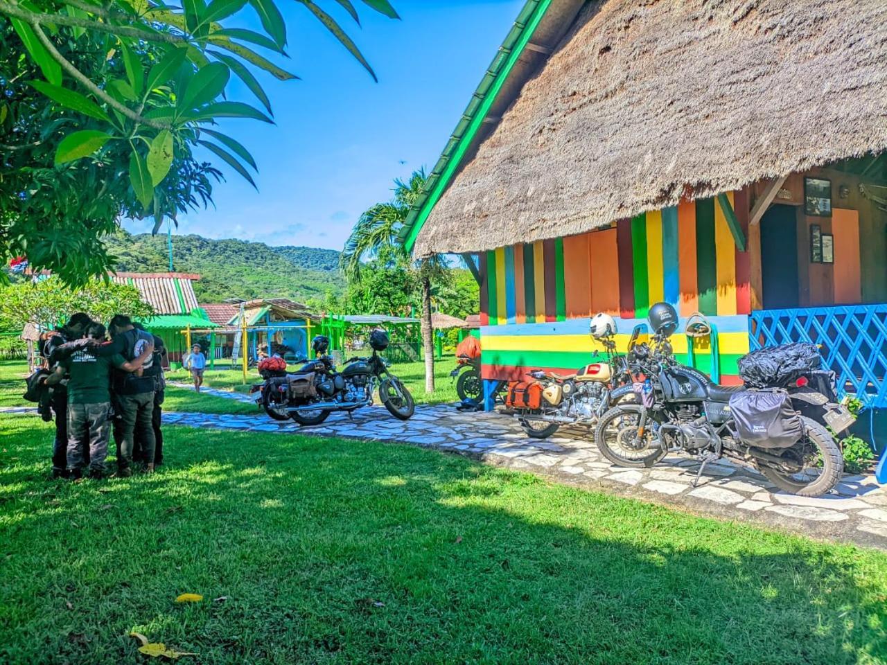 Pandang 4 Pohon - Les 4 Arbres B&B 외부 사진